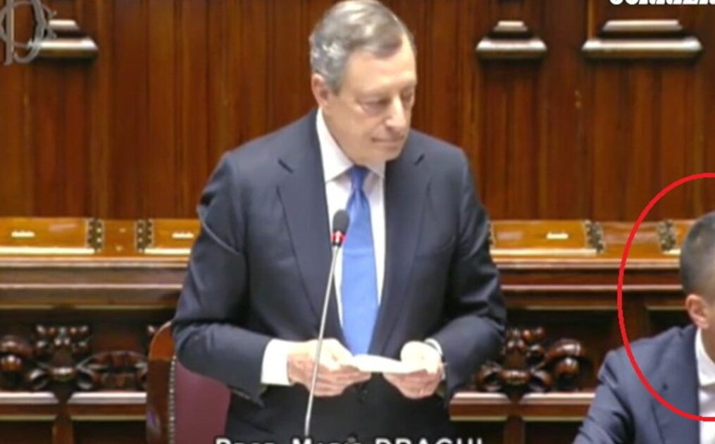 Di Maio seduto accanto a Draghi, il labiale rubato: veleno puro contro il grillino Fico | Video