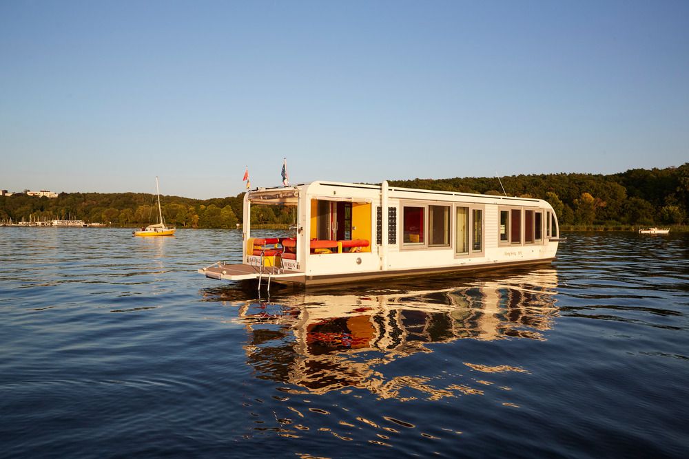Solar-Powered Houseboat Can Go 31 Miles Per Day on Sunshine